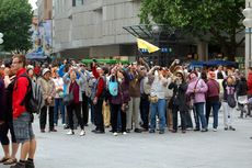 Japanische Besuchergruppe auf dem Marienplatz.JPG